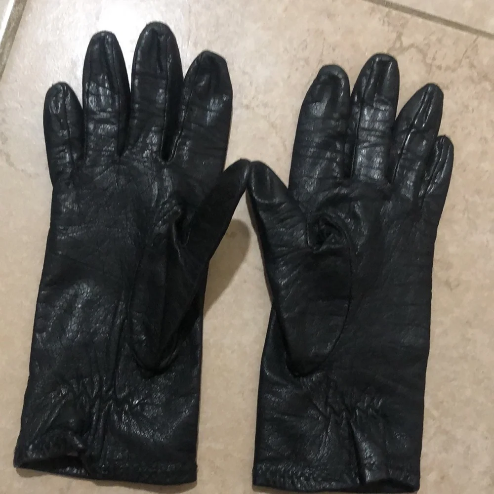 Womens black genuine leather gloves. Size small/medium.
